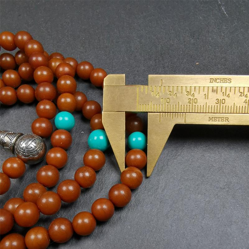 This mala was made by Tibetan craftsme. It is made of Corypha Linn Seeds, diameter of 8.5mm,0.34 inch,circumference is 90cm,35 inches ,with 3 turquoise bead, end of a white copper guru bead.