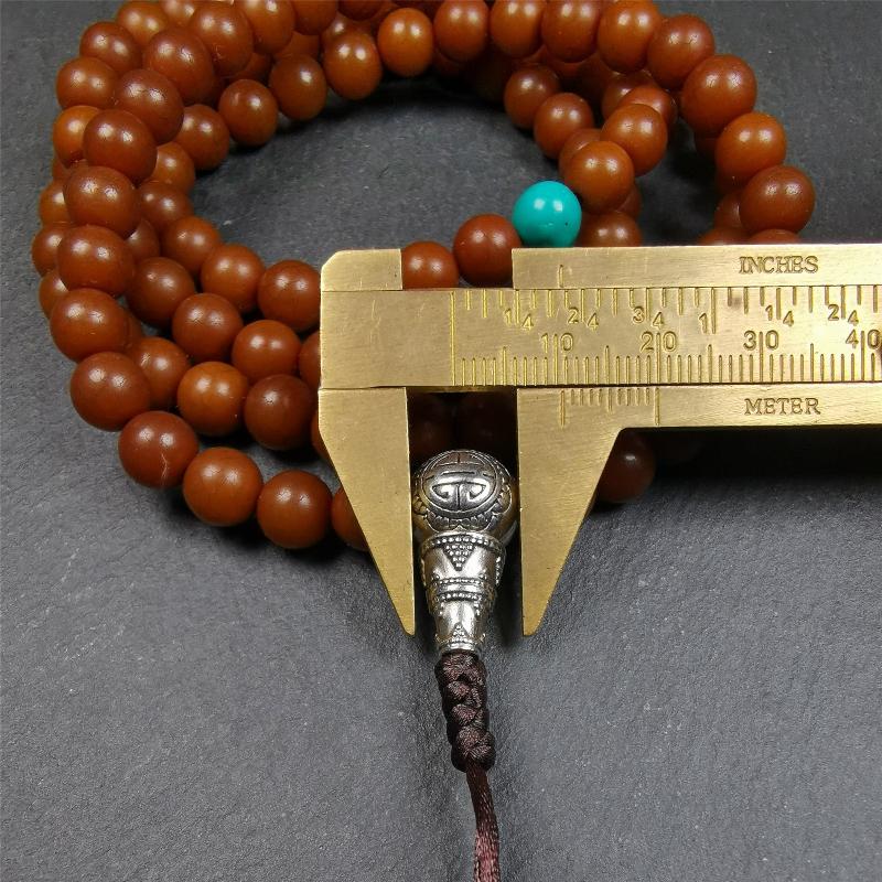 This mala was made by Tibetan craftsme. It is made of Corypha Linn Seeds, diameter of 8.5mm,0.34 inch,circumference is 90cm,35 inches ,with 3 turquoise bead, end of a white copper guru bead.