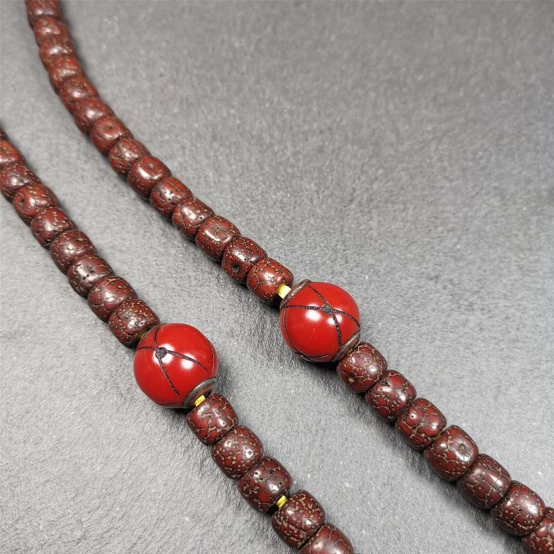 These marker beads were handmade by Tibetan craftsmen. It is made of plastic,inlaid copper and cold iron,red color,size is 0.6" × 0.6". Fit for 8-15mm mala (The reference in the photo is 8mm mala)