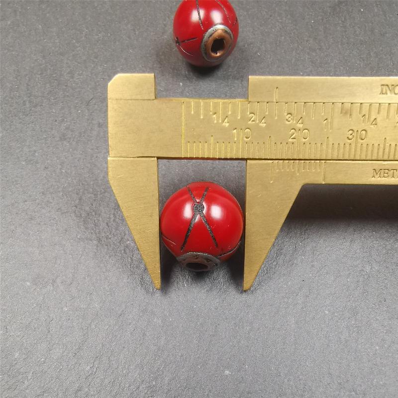 These marker beads were handmade by Tibetan craftsmen. It is made of plastic,inlaid copper and cold iron,red color,size is 0.6" × 0.6". Fit for 8-15mm mala (The reference in the photo is 8mm mala)