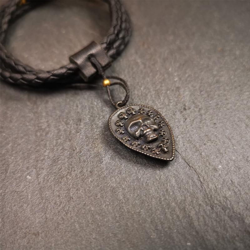 This skull vajra pendant was handmade by Tibetan craftsmen,it is made of thokcha, whole body is blcak,the front is skull and the back is vajra,size is 30mm × 18mm,comes with a black leather cord.