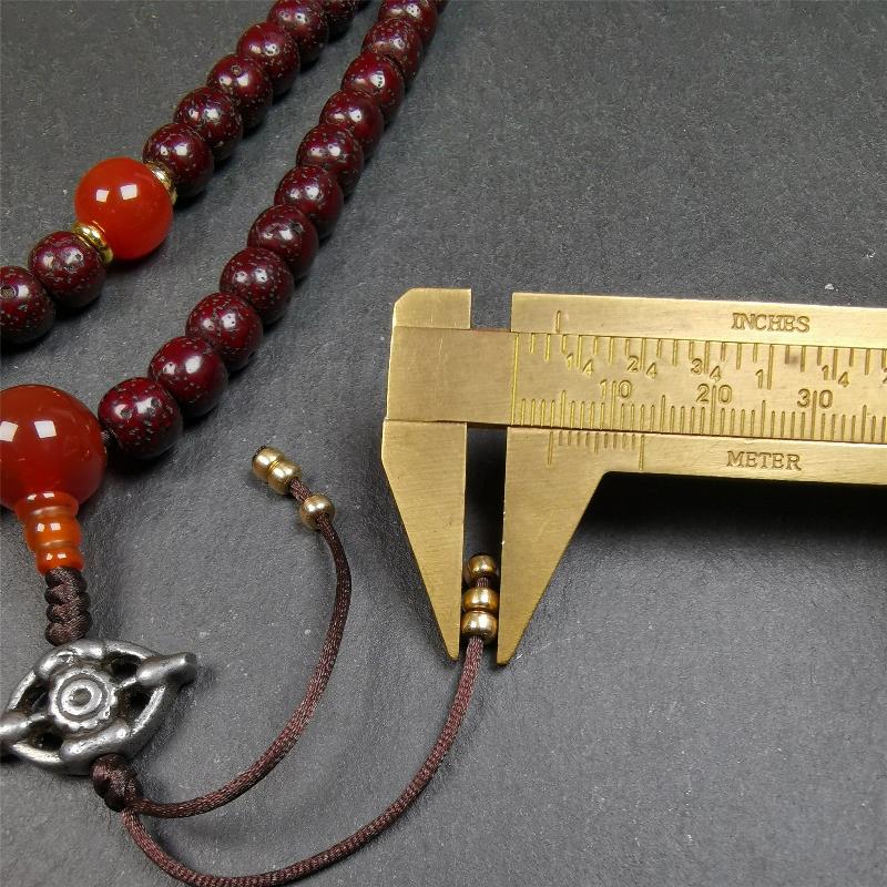 This mala is made by Tibetan craftsmen and come from Hepo Town, Baiyu County,Tibet, the birthplace of the famous Tibetan handicrafts. It's composed of 108 pcs 9mm lotus seed beads,with agate spacer beads,and agate bead counters,diameter 0.35 inch,circumference 35 inches.