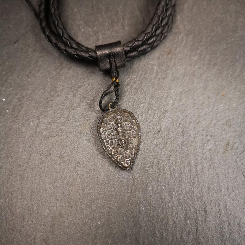 This skull vajra pendant was handmade by Tibetan craftsmen,it is made of thokcha, whole body is blcak,the front is skull and the back is vajra,size is 30mm × 18mm,comes with a black leather cord.