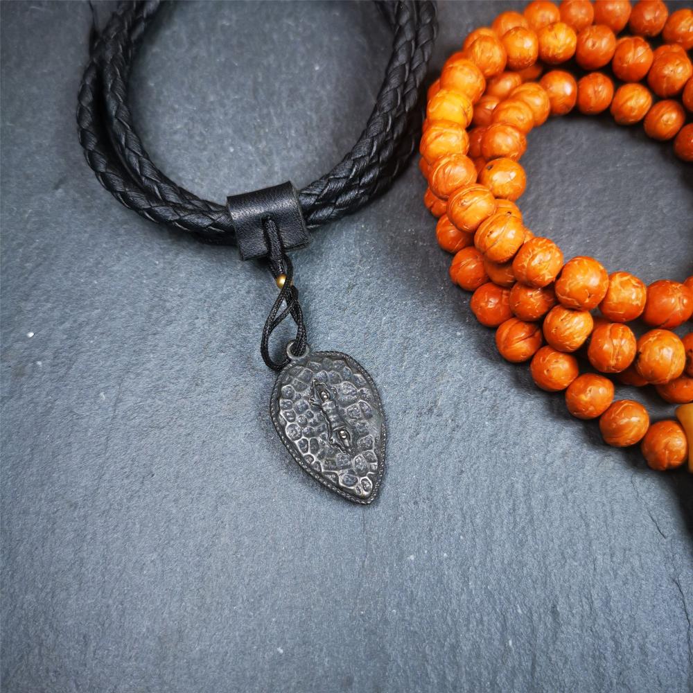 This skull vajra pendant was handmade by Tibetan craftsmen,it is made of thokcha, whole body is blcak,the front is skull and the back is vajra,size is 30mm × 18mm,comes with a black leather cord.