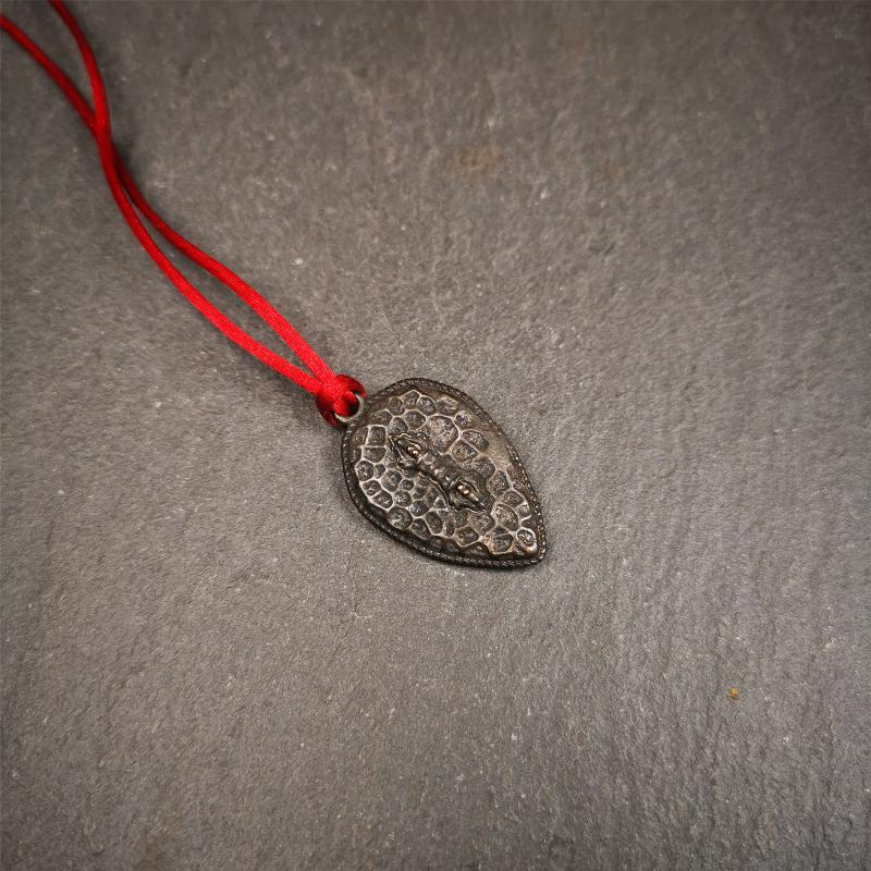 This skull vajra pendant was handmade by Tibetan craftsmen,it is made of thokcha, whole body is blcak,the front is skull and the back is vajra,size is 30mm × 18mm,comes with a black leather cord.