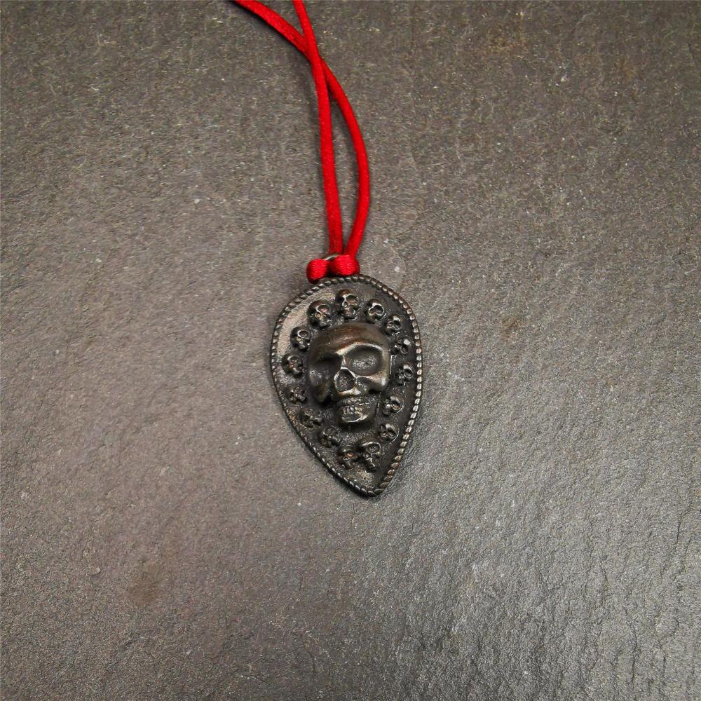 This skull vajra pendant was handmade by Tibetan craftsmen,it is made of thokcha, whole body is blcak,the front is skull and the back is vajra,size is 30mm × 18mm,comes with a black leather cord.