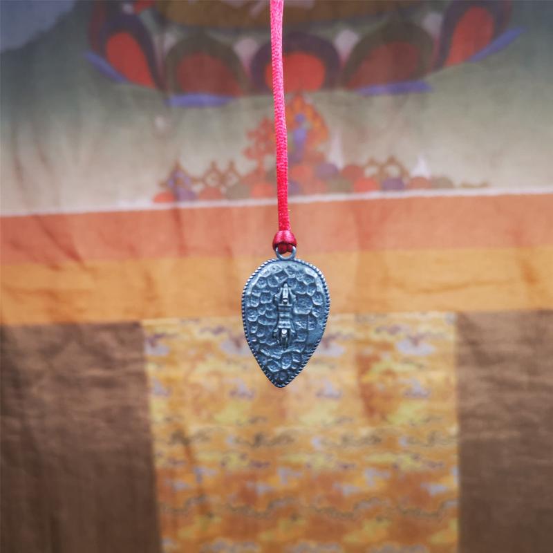 This skull vajra pendant was handmade by Tibetan craftsmen,it is made of thokcha, whole body is blcak,the front is skull and the back is vajra,size is 30mm × 18mm,comes with a black leather cord.