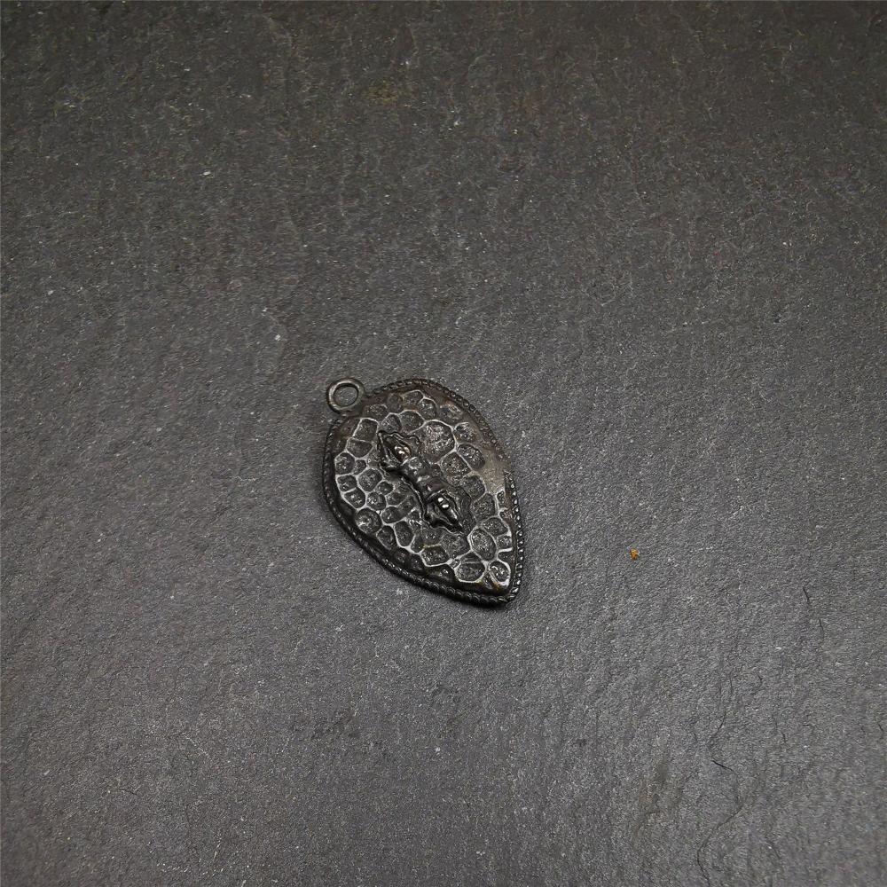 This skull vajra pendant was handmade by Tibetan craftsmen,it is made of thokcha, whole body is blcak,the front is skull and the back is vajra,size is 30mm × 18mm,comes with a black leather cord.