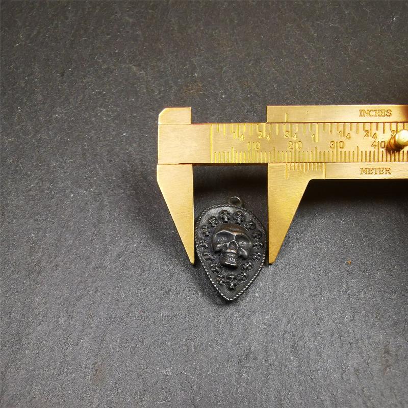 This skull vajra pendant was handmade by Tibetan craftsmen,it is made of thokcha, whole body is blcak,the front is skull and the back is vajra,size is 30mm × 18mm,comes with a black leather cord.