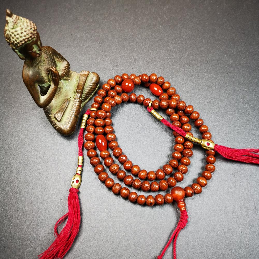 This old mala was collceted from Gerze Tibet.It is composed of 108 Indian jujube beads ,agate beads,and 1 pair of brass bead counters.