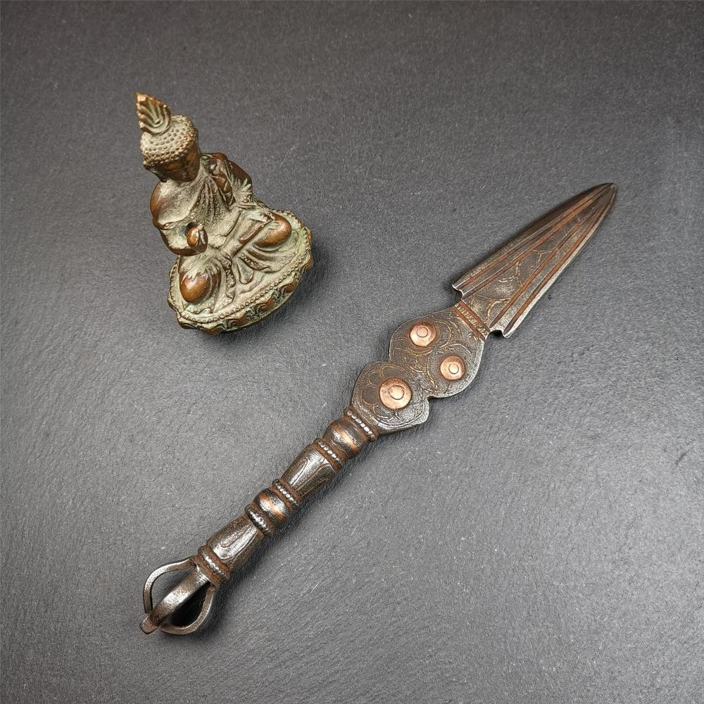 This phurba kila is handmade by Tibetan craftsmen from Tibet in 1990s. It's a kila dagger, phurba,made of cold iron, carved cloud pattern, inlaid red copper, and the half vajra on the handle,8.7 inches length.