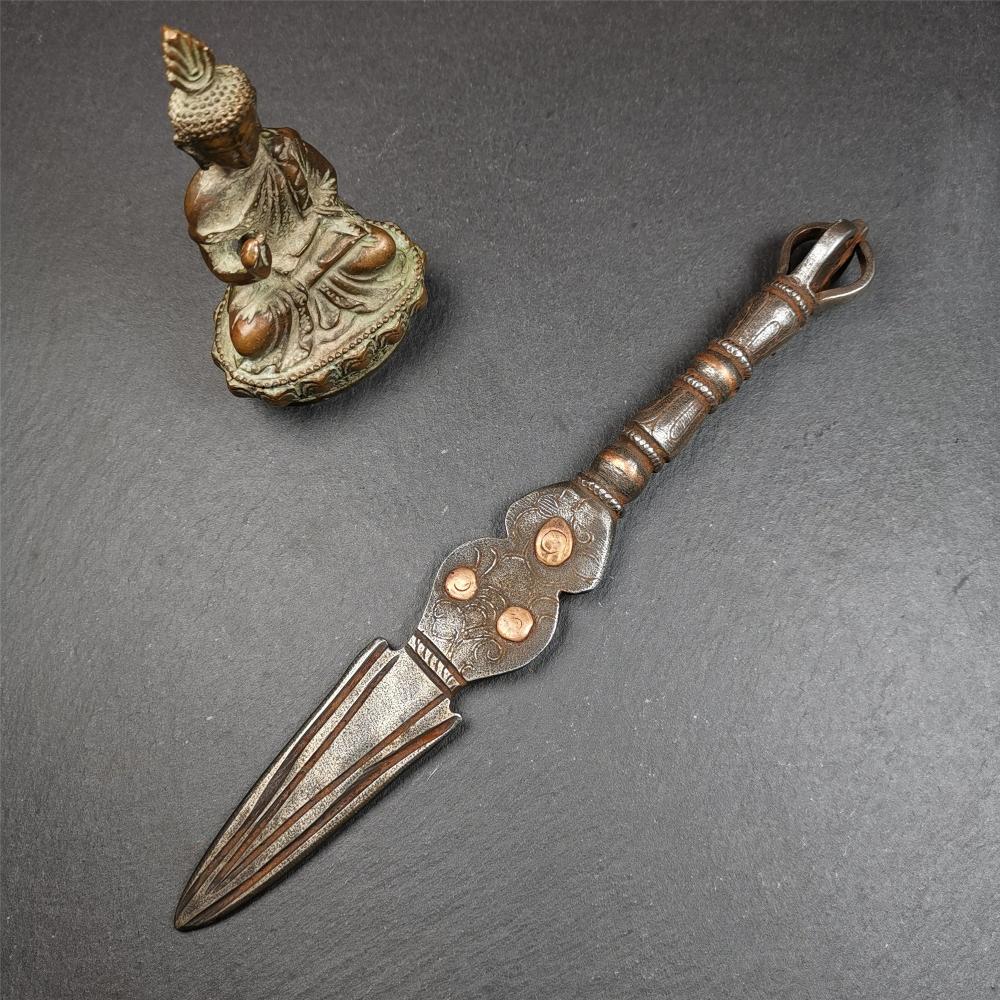 This phurba kila is handmade by Tibetan craftsmen from Tibet in 1990s. It's a kila dagger, phurba,made of cold iron, carved cloud pattern, inlaid red copper, and the half vajra on the handle,8.7 inches length.