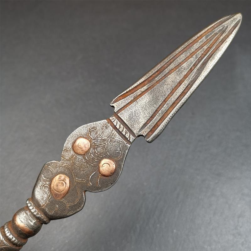 This phurba kila is handmade by Tibetan craftsmen from Tibet in 1990s. It's a kila dagger, phurba,made of cold iron, carved cloud pattern, inlaid red copper, and the half vajra on the handle,8.7 inches length.