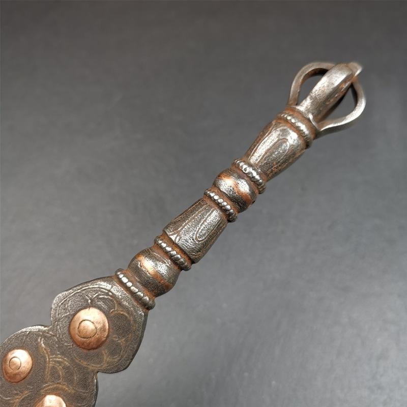 This phurba kila is handmade by Tibetan craftsmen from Tibet in 1990s. It's a kila dagger, phurba,made of cold iron, carved cloud pattern, inlaid red copper, and the half vajra on the handle,8.7 inches length.