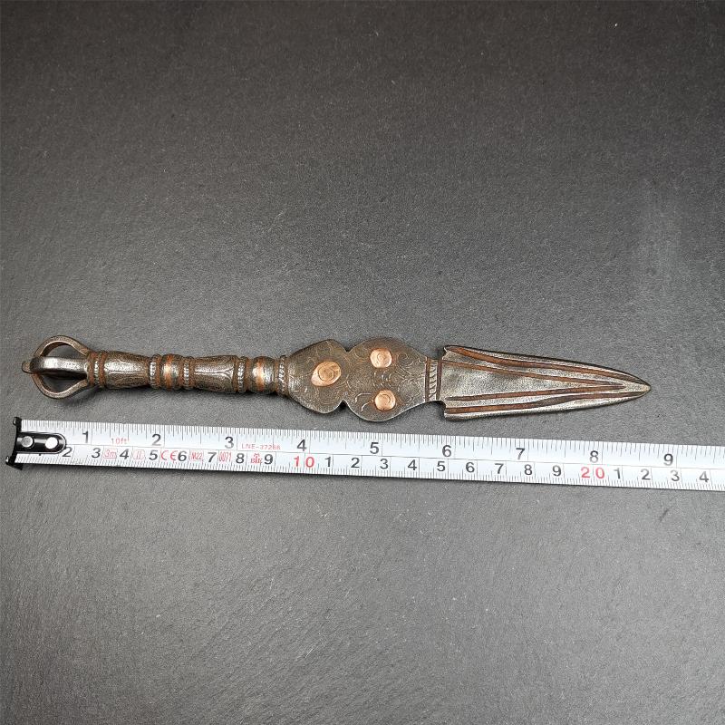 This phurba kila is handmade by Tibetan craftsmen from Tibet in 1990s. It's a kila dagger, phurba,made of cold iron, carved cloud pattern, inlaid red copper, and the half vajra on the handle,8.7 inches length.