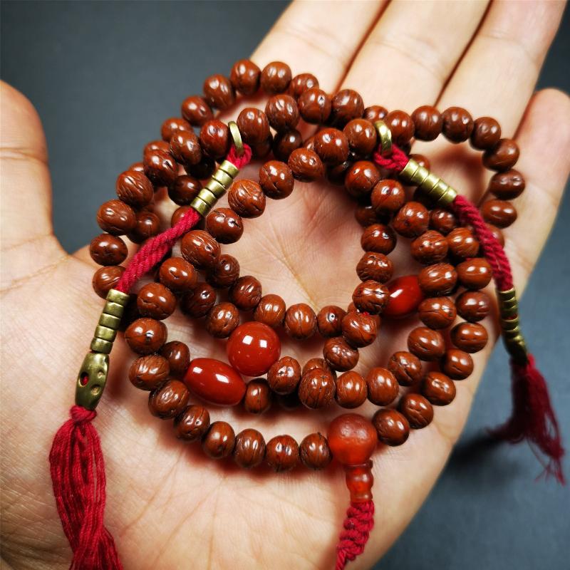 This old mala was collceted from Gerze Tibet.It is composed of 108 Indian jujube beads ,agate beads,and 1 pair of brass bead counters.