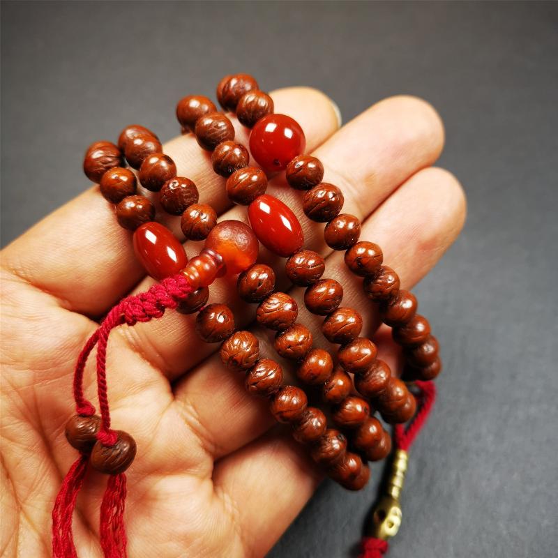 This old mala was collceted from Gerze Tibet.It is composed of 108 Indian jujube beads ,agate beads,and 1 pair of brass bead counters.