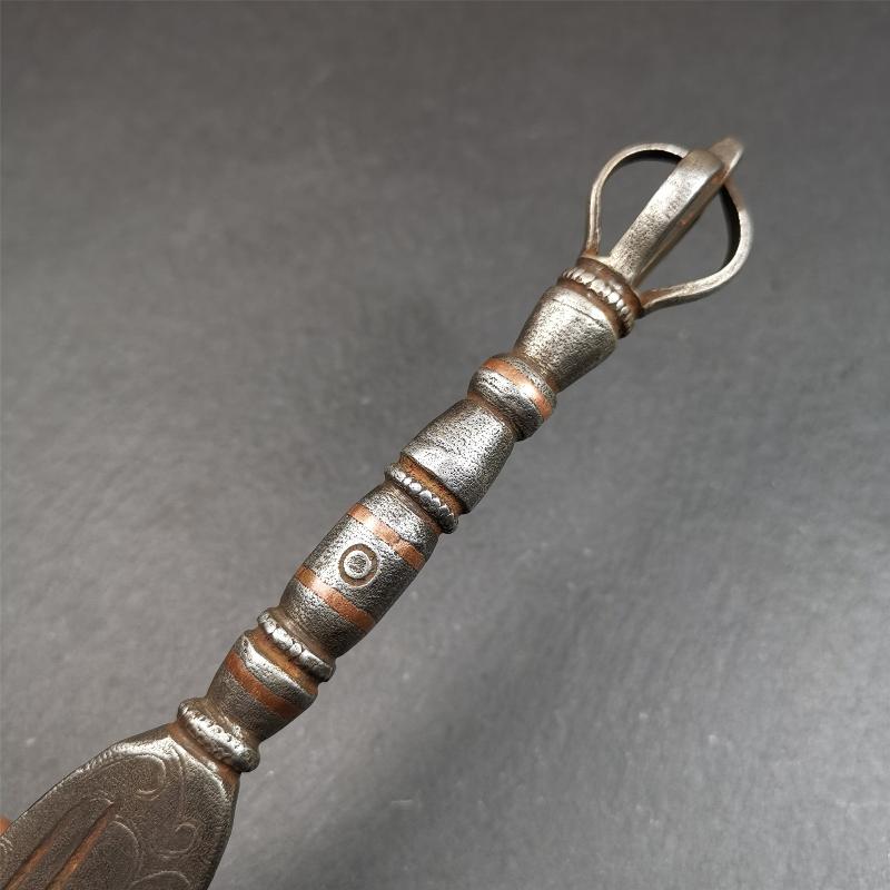 This vajra sword was handmade by Tibetan craftsmen from Tibet in 1990s. It's Fire Vajra Sword of Wisdom Buddha Manjushri,made of cold iron,inlaid red copper stripe,carved with flame pattern, and the half vajra at the tail,8.3 inches length.