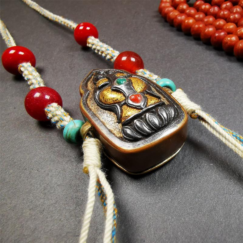 This portable Gau shrine was handcrafted by Tibetan artisans. Its theme is mani jewel, a treasure vase on a lotus base, inside the vase are mani jewels and other jewels. Each exquisite pattern on it is meticulously hand-carved,and it is embellished with the technique of gold inlay, with cold iron and pure silver inlaid on the red copper material and gold-plated on the pure silver material,inlaid with turquoise and agate bead.