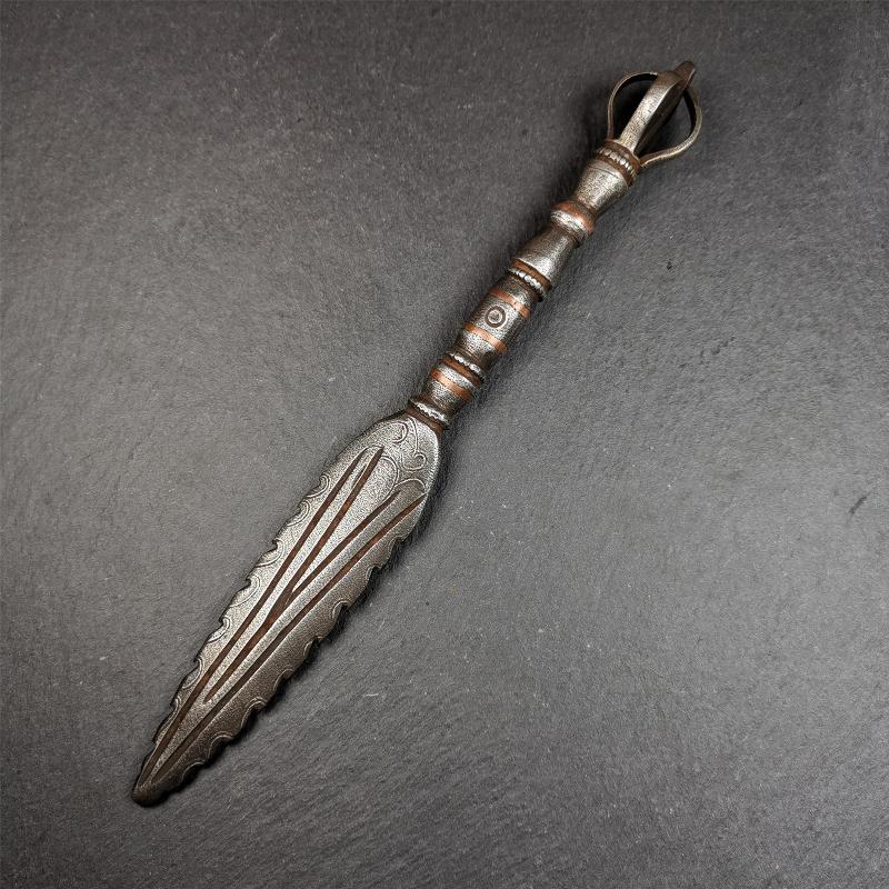 This vajra sword was handmade by Tibetan craftsmen from Tibet in 1990s. It's Fire Vajra Sword of Wisdom Buddha Manjushri,made of cold iron,inlaid red copper stripe,carved with flame pattern, and the half vajra at the tail,8.3 inches length.
