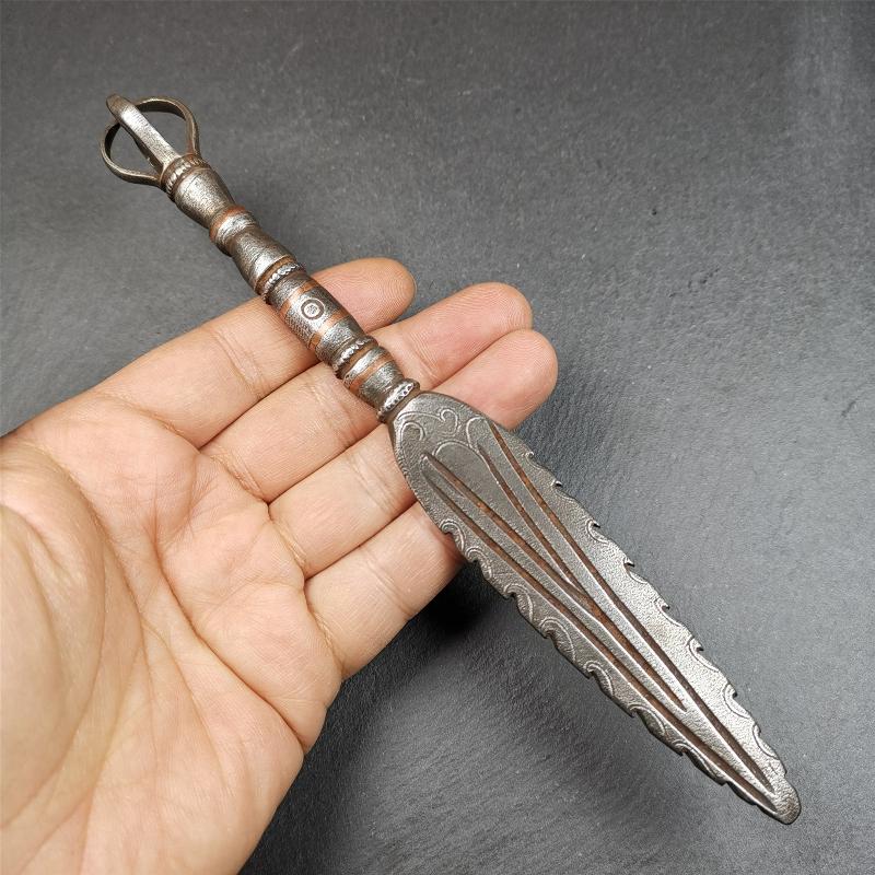 This vajra sword was handmade by Tibetan craftsmen from Tibet in 1990s. It's Fire Vajra Sword of Wisdom Buddha Manjushri,made of cold iron,inlaid red copper stripe,carved with flame pattern, and the half vajra at the tail,8.3 inches length.