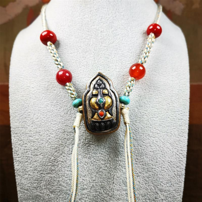 This portable Gau shrine was handcrafted by Tibetan artisans. Its theme is mani jewel, a treasure vase on a lotus base, inside the vase are mani jewels and other jewels. Each exquisite pattern on it is meticulously hand-carved,and it is embellished with the technique of gold inlay, with cold iron and pure silver inlaid on the red copper material and gold-plated on the pure silver material,inlaid with turquoise and agate bead.