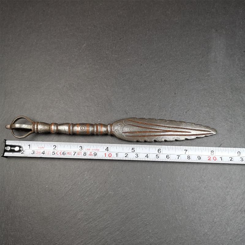 This vajra sword was handmade by Tibetan craftsmen from Tibet in 1990s. It's Fire Vajra Sword of Wisdom Buddha Manjushri,made of cold iron,inlaid red copper stripe,carved with flame pattern, and the half vajra at the tail,8.3 inches length.