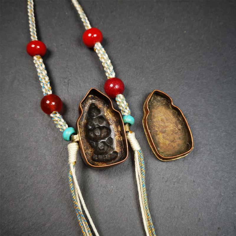 This portable Gau shrine was handcrafted by Tibetan artisans. Its theme is mani jewel, a treasure vase on a lotus base, inside the vase are mani jewels and other jewels. Each exquisite pattern on it is meticulously hand-carved,and it is embellished with the technique of gold inlay, with cold iron and pure silver inlaid on the red copper material and gold-plated on the pure silver material,inlaid with turquoise and agate bead.