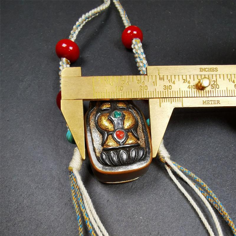 This portable Gau shrine was handcrafted by Tibetan artisans. Its theme is mani jewel, a treasure vase on a lotus base, inside the vase are mani jewels and other jewels. Each exquisite pattern on it is meticulously hand-carved,and it is embellished with the technique of gold inlay, with cold iron and pure silver inlaid on the red copper material and gold-plated on the pure silver material,inlaid with turquoise and agate bead.