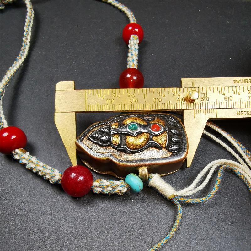 This portable Gau shrine was handcrafted by Tibetan artisans. Its theme is mani jewel, a treasure vase on a lotus base, inside the vase are mani jewels and other jewels. Each exquisite pattern on it is meticulously hand-carved,and it is embellished with the technique of gold inlay, with cold iron and pure silver inlaid on the red copper material and gold-plated on the pure silver material,inlaid with turquoise and agate bead.