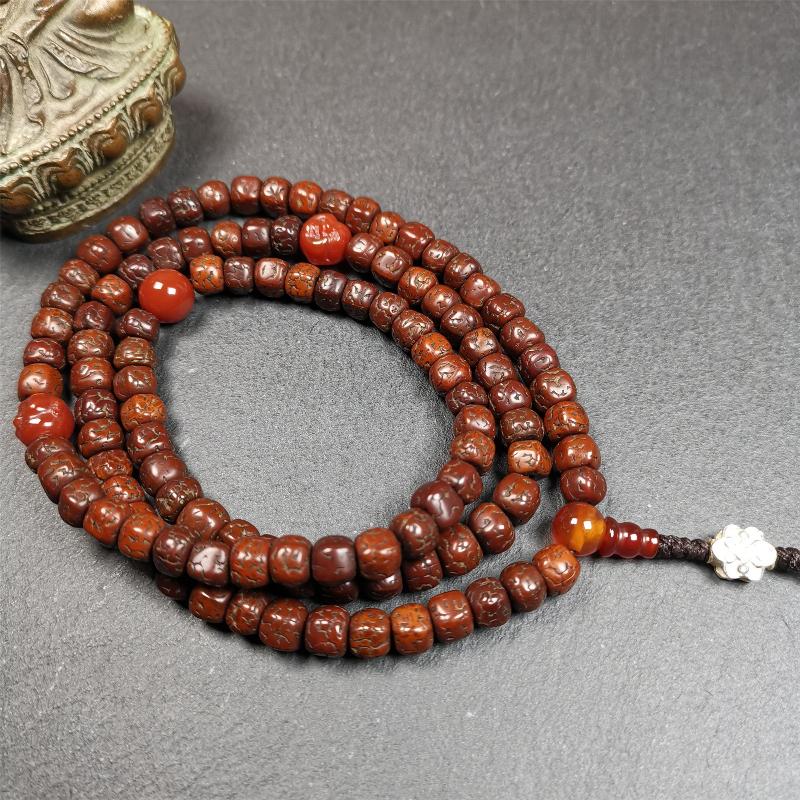 This old rudraksha mala was handmade from tibetan crafts man in Baiyu County. It's composed of 108 pcs 7mm rudraksha beads,with agate beads,agate guru bead,and silver lucky knot pendant. Great Mala For Meditation and Yoga Practitioners.