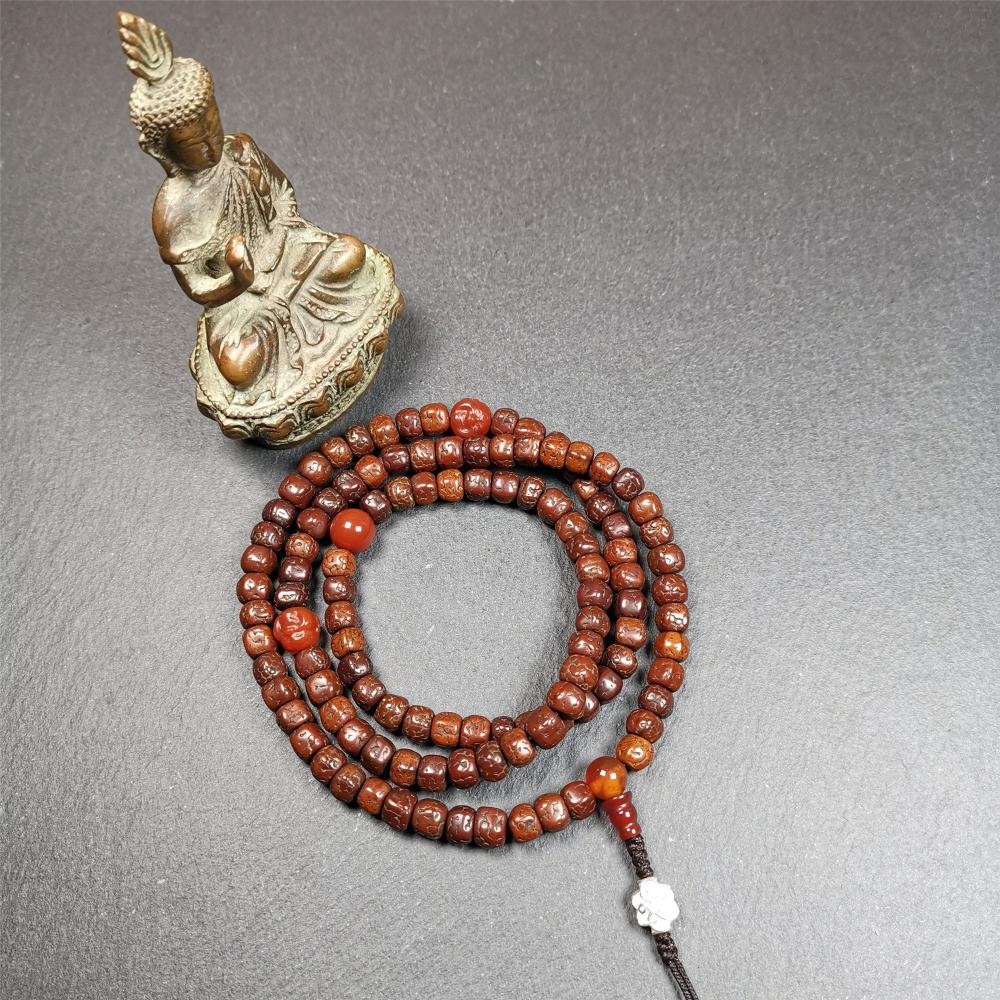 This old rudraksha mala was handmade from tibetan crafts man in Baiyu County. It's composed of 108 pcs 7mm rudraksha beads,with agate beads,agate guru bead,and silver lucky knot pendant. Great Mala For Meditation and Yoga Practitioners.