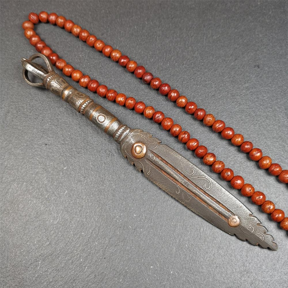 This vajra sword was handmade by Tibetan craftsmen from Tibet in 1990s. It's Fire Vajra Sword of Wisdom Buddha Manjushri,made of cold iron,inlaid red copper stripe,carved with flame pattern, and the half vajra at the tail,7.5 inches length.