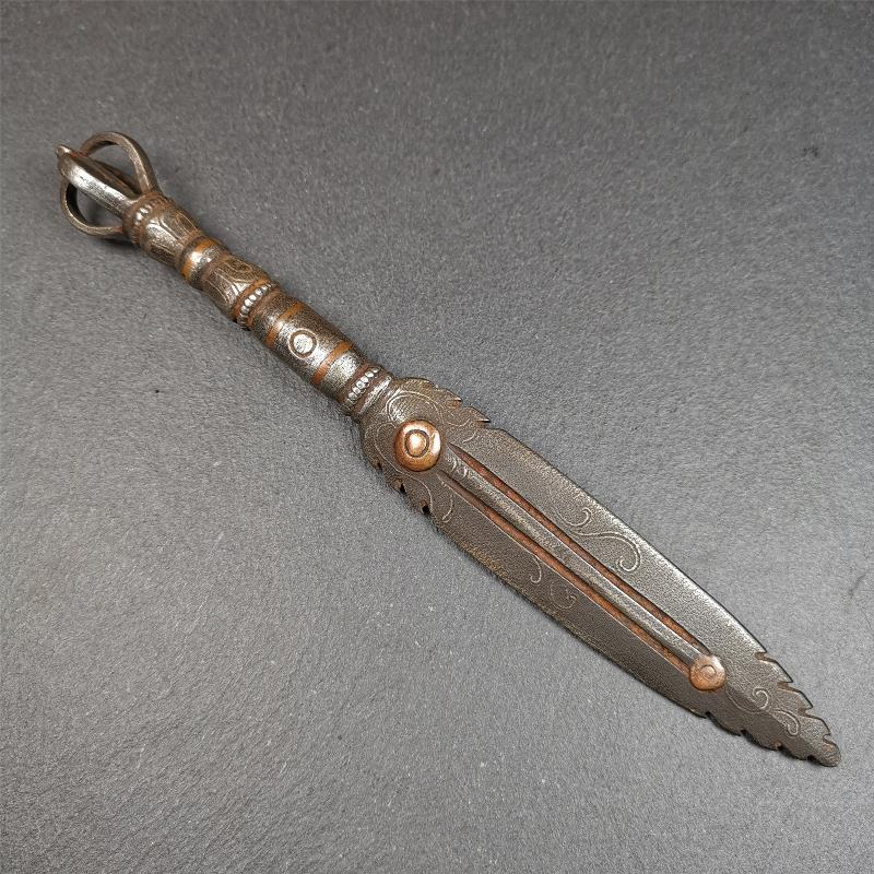 This vajra sword was handmade by Tibetan craftsmen from Tibet in 1990s. It's Fire Vajra Sword of Wisdom Buddha Manjushri,made of cold iron,inlaid red copper stripe,carved with flame pattern, and the half vajra at the tail,7.5 inches length.