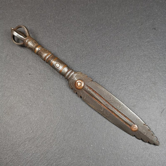This vajra sword was handmade by Tibetan craftsmen from Tibet in 1990s. It's Fire Vajra Sword of Wisdom Buddha Manjushri,made of cold iron,inlaid red copper stripe,carved with flame pattern, and the half vajra at the tail,7.5 inches length.