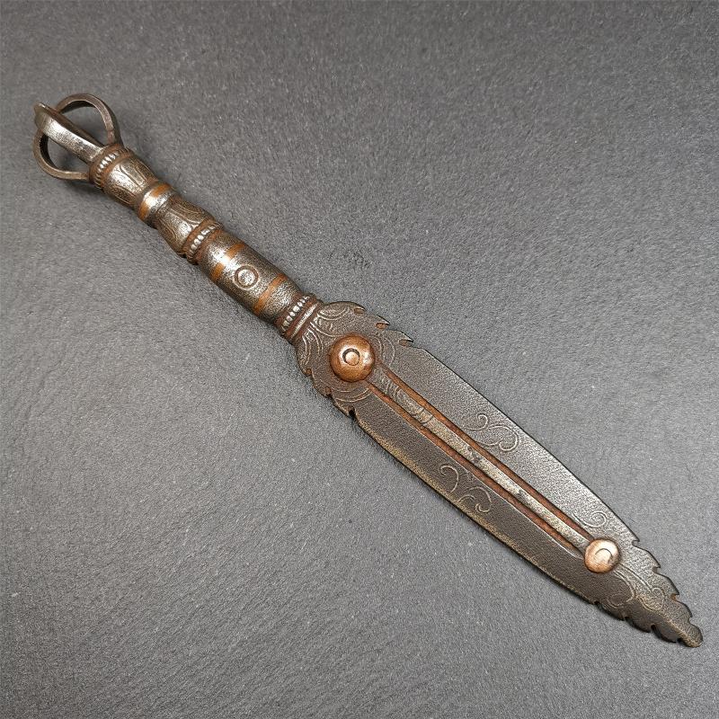 This vajra sword was handmade by Tibetan craftsmen from Tibet in 1990s. It's Fire Vajra Sword of Wisdom Buddha Manjushri,made of cold iron,inlaid red copper stripe,carved with flame pattern, and the half vajra at the tail,7.5 inches length.