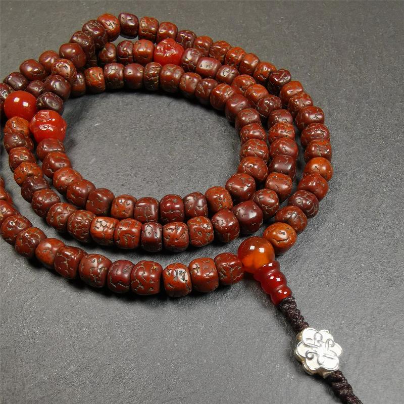 This old rudraksha mala was handmade from tibetan crafts man in Baiyu County. It's composed of 108 pcs 7mm rudraksha beads,with agate beads,agate guru bead,and silver lucky knot pendant. Great Mala For Meditation and Yoga Practitioners.