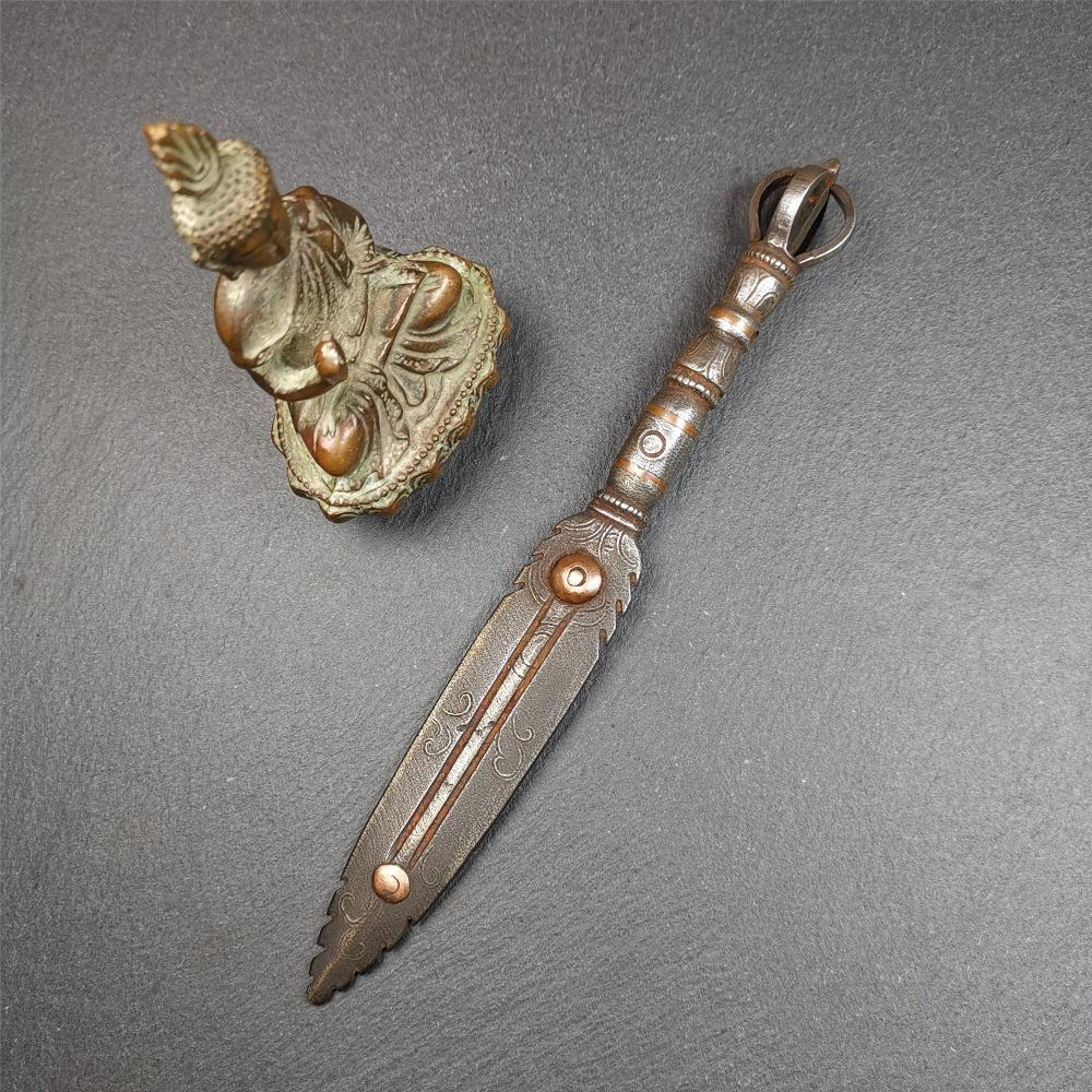 This vajra sword was handmade by Tibetan craftsmen from Tibet in 1990s. It's Fire Vajra Sword of Wisdom Buddha Manjushri,made of cold iron,inlaid red copper stripe,carved with flame pattern, and the half vajra at the tail,7.5 inches length.