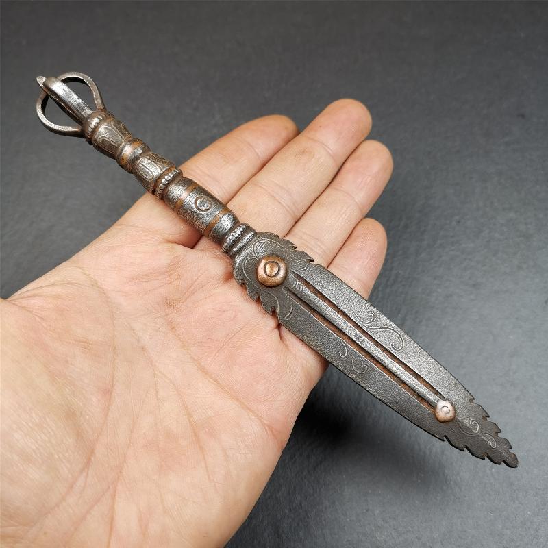 This vajra sword was handmade by Tibetan craftsmen from Tibet in 1990s. It's Fire Vajra Sword of Wisdom Buddha Manjushri,made of cold iron,inlaid red copper stripe,carved with flame pattern, and the half vajra at the tail,7.5 inches length.