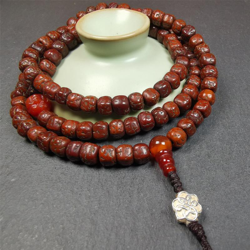 This old rudraksha mala was handmade from tibetan crafts man in Baiyu County. It's composed of 108 pcs 7mm rudraksha beads,with agate beads,agate guru bead,and silver lucky knot pendant. Great Mala For Meditation and Yoga Practitioners.