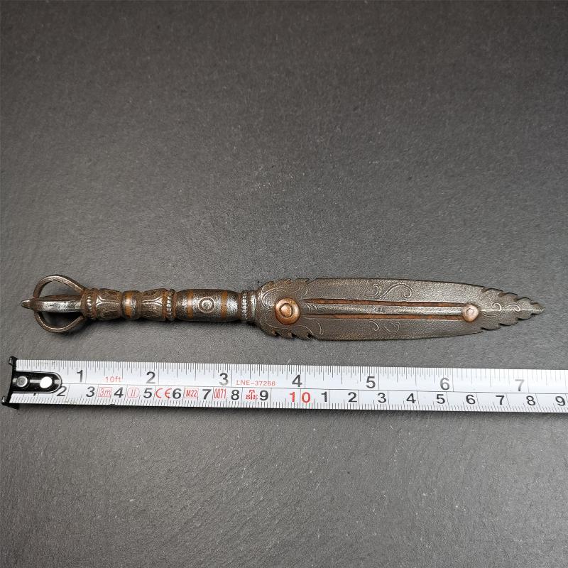 This vajra sword was handmade by Tibetan craftsmen from Tibet in 1990s. It's Fire Vajra Sword of Wisdom Buddha Manjushri,made of cold iron,inlaid red copper stripe,carved with flame pattern, and the half vajra at the tail,7.5 inches length.