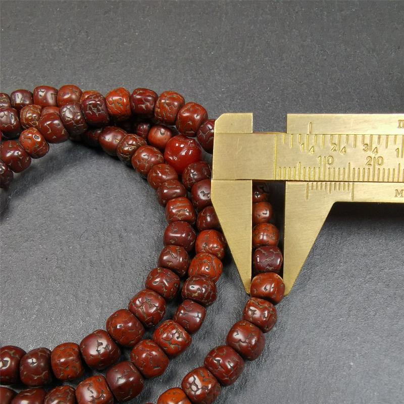 This old rudraksha mala was handmade from tibetan crafts man in Baiyu County. It's composed of 108 pcs 7mm rudraksha beads,with agate beads,agate guru bead,and silver lucky knot pendant. Great Mala For Meditation and Yoga Practitioners.