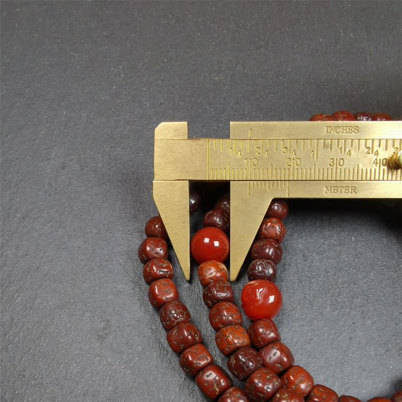 This old rudraksha mala was handmade from tibetan crafts man in Baiyu County. It's composed of 108 pcs 7mm rudraksha beads,with agate beads,agate guru bead,and silver lucky knot pendant. Great Mala For Meditation and Yoga Practitioners.