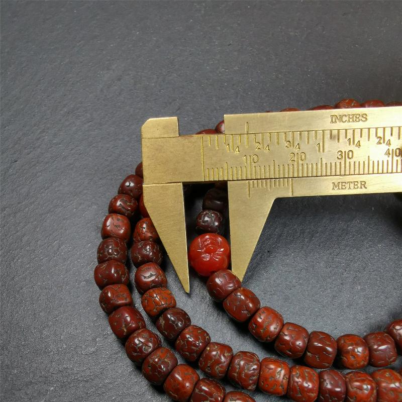 This old rudraksha mala was handmade from tibetan crafts man in Baiyu County. It's composed of 108 pcs 7mm rudraksha beads,with agate beads,agate guru bead,and silver lucky knot pendant. Great Mala For Meditation and Yoga Practitioners.