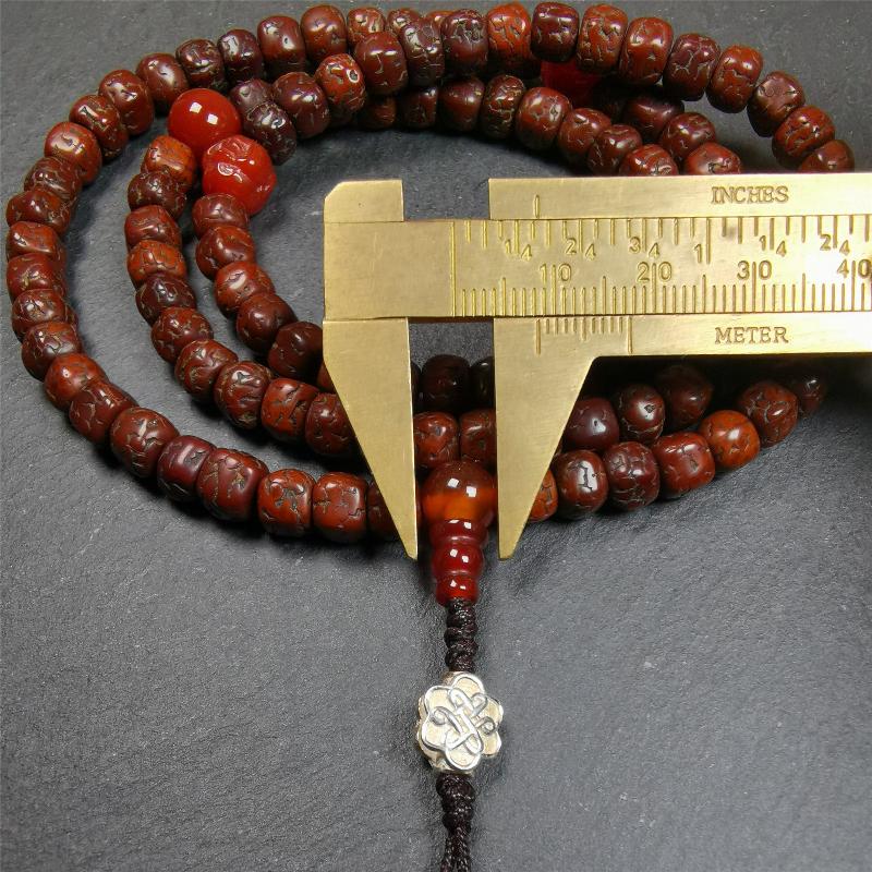 This old rudraksha mala was handmade from tibetan crafts man in Baiyu County. It's composed of 108 pcs 7mm rudraksha beads,with agate beads,agate guru bead,and silver lucky knot pendant. Great Mala For Meditation and Yoga Practitioners.