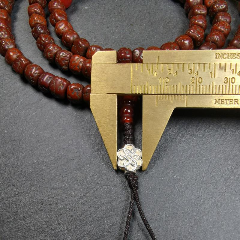 This old rudraksha mala was handmade from tibetan crafts man in Baiyu County. It's composed of 108 pcs 7mm rudraksha beads,with agate beads,agate guru bead,and silver lucky knot pendant. Great Mala For Meditation and Yoga Practitioners.