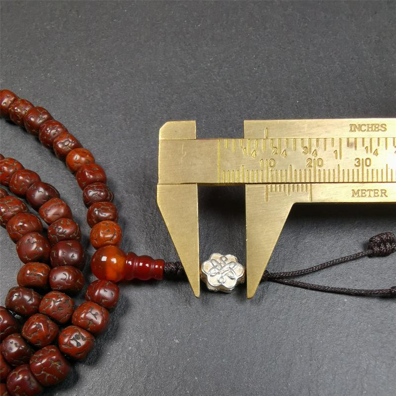 This old rudraksha mala was handmade from tibetan crafts man in Baiyu County. It's composed of 108 pcs 7mm rudraksha beads,with agate beads,agate guru bead,and silver lucky knot pendant. Great Mala For Meditation and Yoga Practitioners.