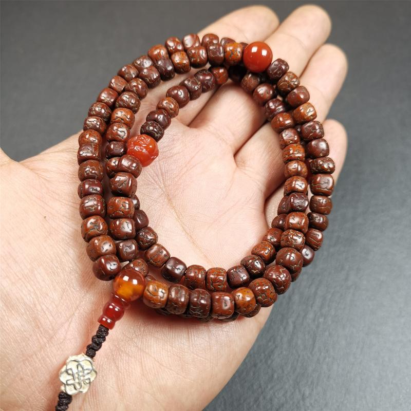 This old rudraksha mala was handmade from tibetan crafts man in Baiyu County. It's composed of 108 pcs 7mm rudraksha beads,with agate beads,agate guru bead,and silver lucky knot pendant. Great Mala For Meditation and Yoga Practitioners.