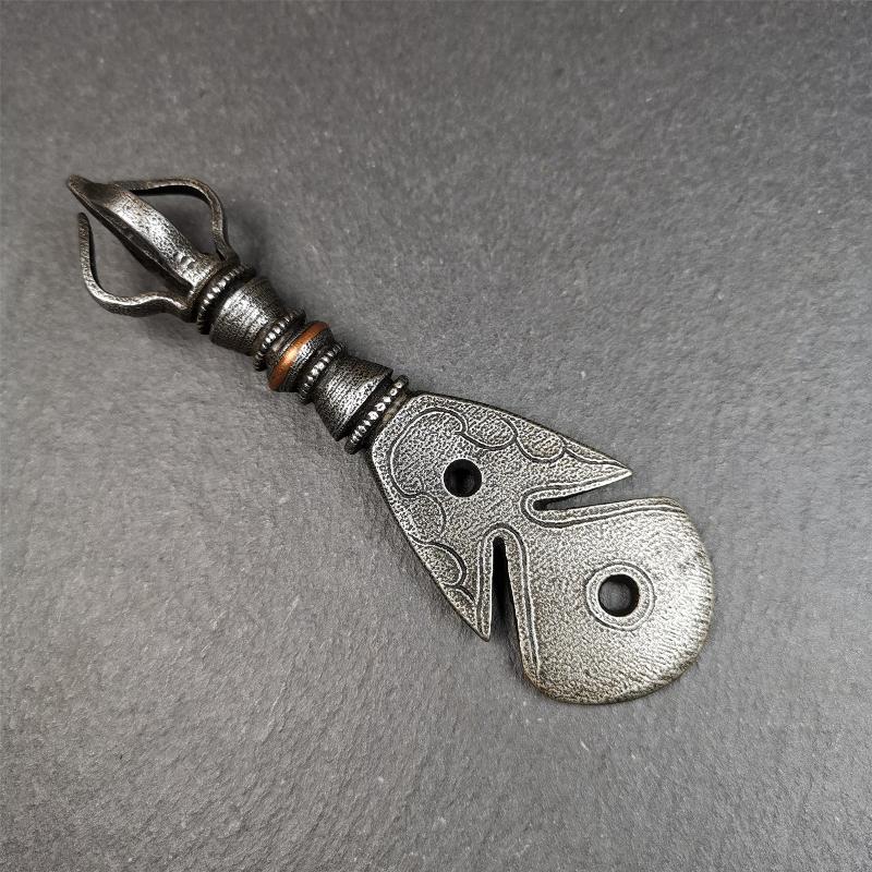 This old kartika is handmade by Tibetan craftsmen,from Hepo Town, Baiyu County. Its upper part is a half vajra, and the lower part is a round shape kartika, made of cold iron,copper wire inlaid, carved with cloud pattern,length is 4.0 inches.
