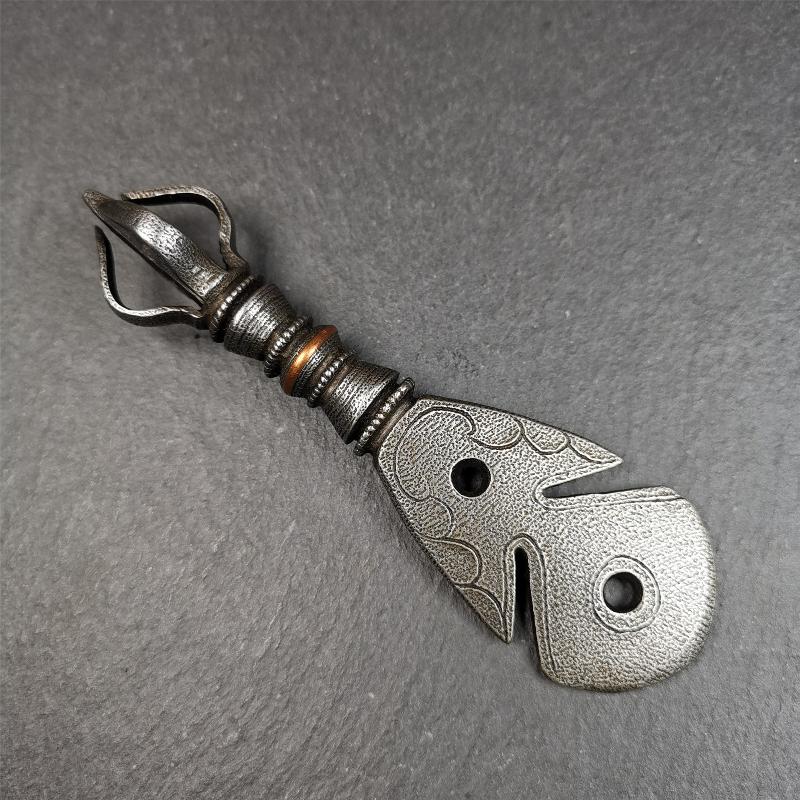 This old kartika is handmade by Tibetan craftsmen,from Hepo Town, Baiyu County. Its upper part is a half vajra, and the lower part is a round shape kartika, made of cold iron,copper wire inlaid, carved with cloud pattern,length is 4.0 inches.